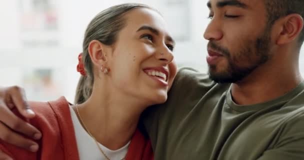 Pasangan Muda Berpelukan Rumah Untuk Cinta Peduli Dan Asmara Bersama — Stok Video