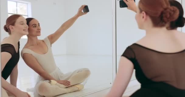 Balett Telefon Och Flickor Selfie Studio Efter Teater Eller Tävling — Stockvideo