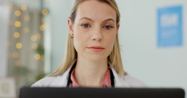 コンピュータと驚きの顔は 医学テストと科学的分析レポートのための患者試験の結果から 病院の労働者 コンサルティングクリニックの専門家の健康専門家と女性 — ストック動画