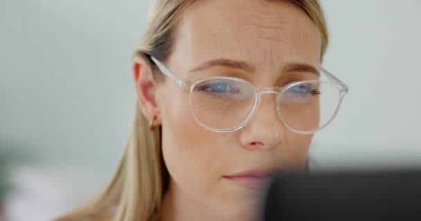 Ofiste Gözlük Dizüstü Bilgisayar Kadını Okuma Araştırma Veya Analiz Internet — Stok video