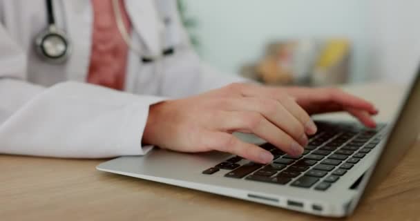 Laptop Digitação Mãos Médico Para Pesquisa Relatório Escrita Atualização Cuidados — Vídeo de Stock