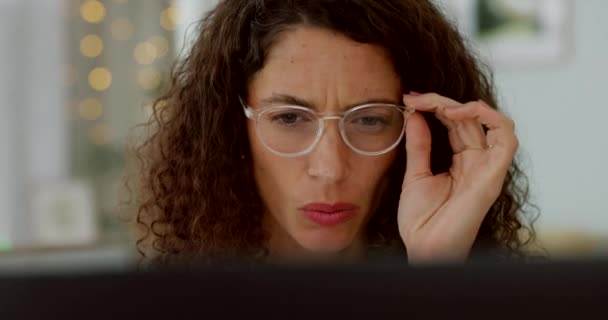 Kadını Dizüstü Bilgisayar Veri Analizi Dijital Pazarlama Ofisinde Reklam Ajansında — Stok video