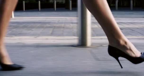 Donna Città Camminare Strada Con Tacchi Spillo Affari Lavoro Lavoro — Video Stock