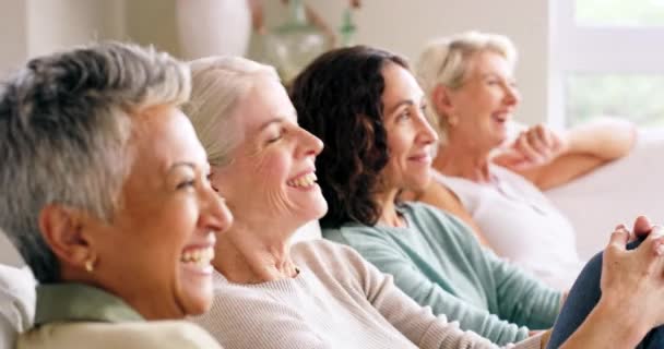 多样化 老年妇女和朋友在疗养院的沙发上开心地笑着 一群五花八门的老年人坐在沙发上聊天 微笑或看喜剧片 — 图库视频影像