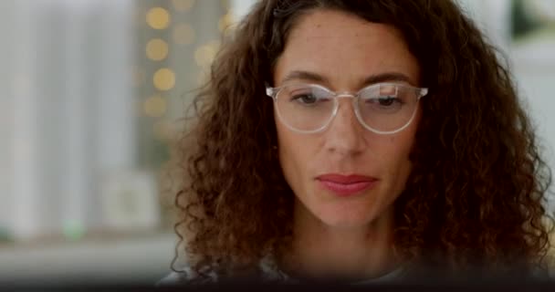 Bilgisayar Okuma Gözlükleri Kadını Geceleri Bokeh Dijital Pazarlama Analitiği Araştırma — Stok video