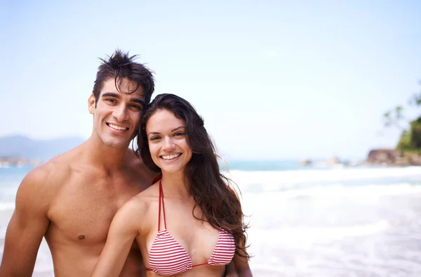 天堂里的浪漫 一对年轻夫妇正在享受海滨度假 — 图库照片