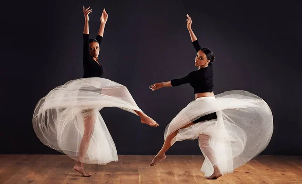 Dança Vento Duas Jovens Dançarinas Contemporâneas Usando Uma Saia Branca — Fotografia de Stock