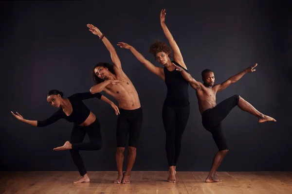Anın Gücü Bir Grup Dansçı Karanlık Bir Arkaplan Önünde Dramatik — Stok fotoğraf