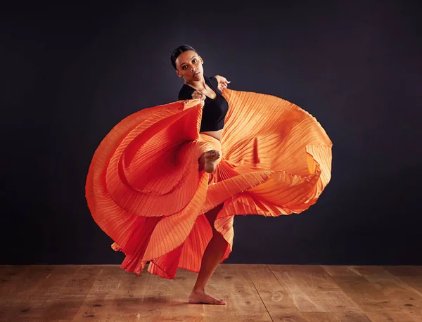 Feuertanz Zeitgenössische Tänzerin Dramatischer Pose Vor Dunklem Hintergrund — Stockfoto
