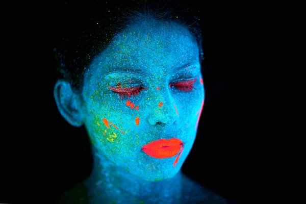 Piękno Nie Tego Świata Młoda Kobieta Pozująca Neonową Farbą Twarzy — Zdjęcie stockowe
