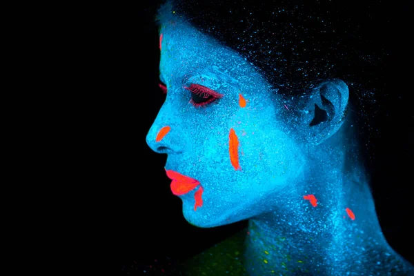 Piękno Czarnym Świetle Młoda Kobieta Pozująca Neonową Farbą Twarzy — Zdjęcie stockowe