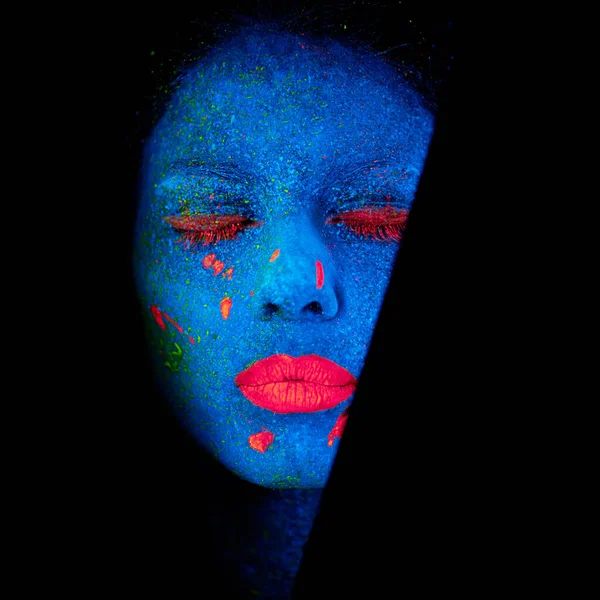 Mistyczna Piękność Młoda Kobieta Pozująca Neonową Farbą Twarzy — Zdjęcie stockowe