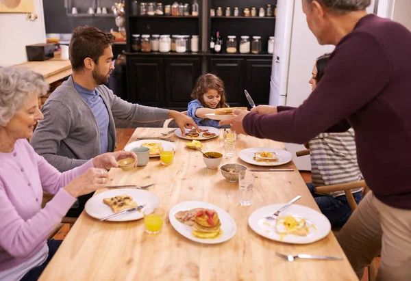 Serdeczne Posiłki Łączą Ludzi Rodzina Jedząca Śniadanie Przy Stole Kuchennym — Zdjęcie stockowe