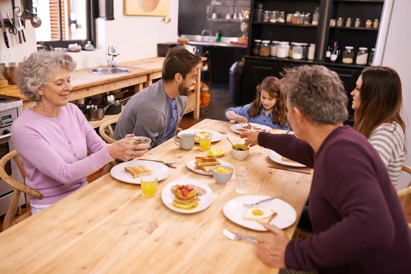Śniadanie Porcją Miłości Rodzina Jedząca Śniadanie Przy Stole Kuchennym — Zdjęcie stockowe