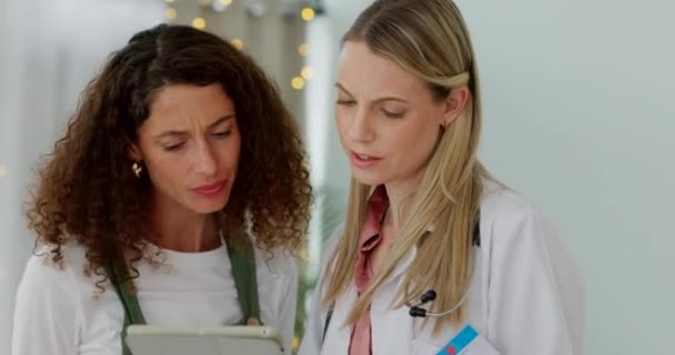 Tablet Resultat Och Läkare Med Kvinnlig Konsult För Medicinsk Rådgivning — Stockvideo