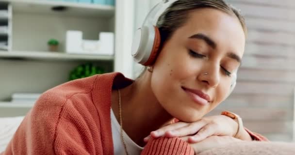 Kobieta Twarz Słuchawki Słuchające Muzyki Podczas Relaksu Myślenia Domu Kontemplować — Wideo stockowe