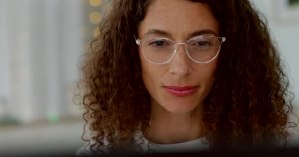 Laptop Myśląca Kobieta Okulary Pracując Nad Pomysłami Domem Salonem Lub — Wideo stockowe