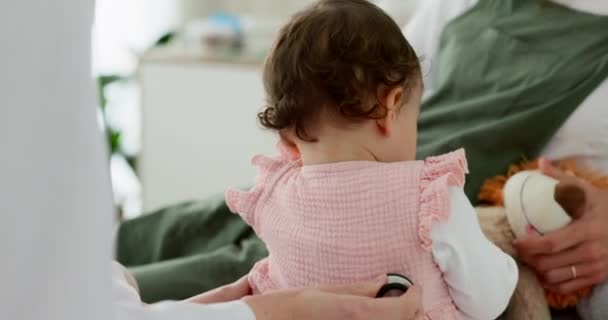 Arts Baby Moeder Tijdens Kinderarts Gezondheidszorg Overleg Zorg Met Stethoscoop — Stockvideo