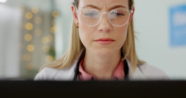 Sağlık Dizüstü Bilgisayar Doktor Posta Iletişimi Internet Araştırması Tıbbi Veri — Stok video