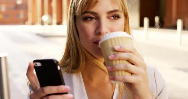 Ung Forretningskvinne Kaffe Byen Med Smarttelefon Sosiale Medier Sms Slapper – stockvideo