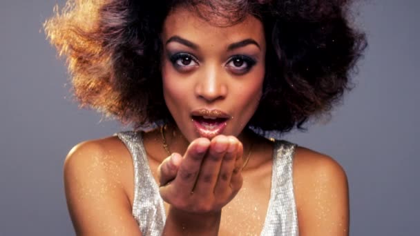 Retrato Maquillaje Mujer Negra Que Sopla Brillo Con Lujosos Cosméticos — Vídeos de Stock