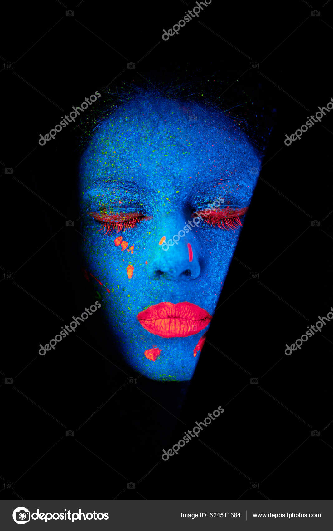 Mujer Con Pintura Facial Que Brilla En La Oscuridad · Foto de