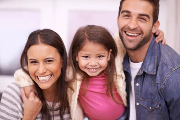 快乐的时刻在一起 一个快乐的年轻家庭一起坐在家里的画像 — 图库照片