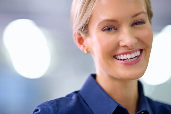 Biznes Mrugnięciem Okiem Uśmiechem Portret Uśmiechniętej Młodej Kobiety Biurze — Zdjęcie stockowe