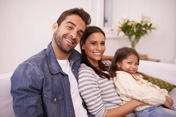 高质量的家庭时间 一个快乐的年轻家庭一起坐在家里的画像 — 图库照片