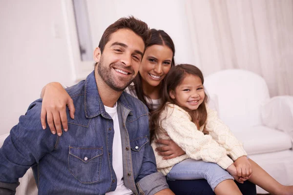 家庭是无所不在的 一个快乐的年轻家庭一起坐在家里的画像 — 图库照片