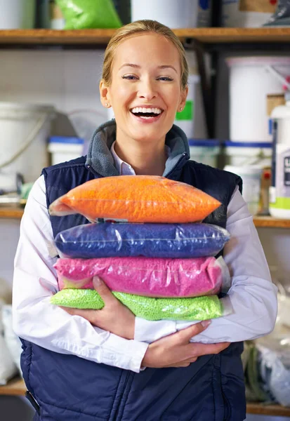行业中最好的 一个笑着拿着五颜六色的树脂袋的女人的画像 — 图库照片