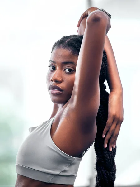 Άσκηση Πορτρέτο Και Μαύρη Γυναίκα Τεντώνει Χέρι Για Την Αυτοφροντίδα — Φωτογραφία Αρχείου