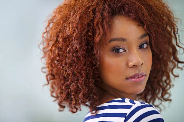 Karriärfokus Närbild Porträtt Självsäker Ung Afroamerikansk Affärskvinna — Stockfoto