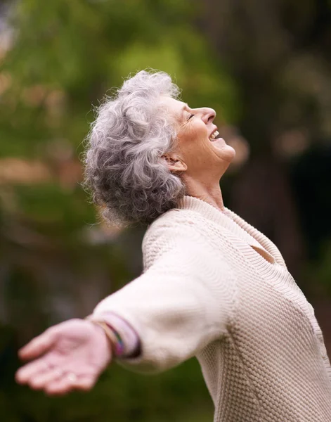 Zorgeloze Momenten Een Senior Vrouw Genieten Van Het Buitenleven — Stockfoto