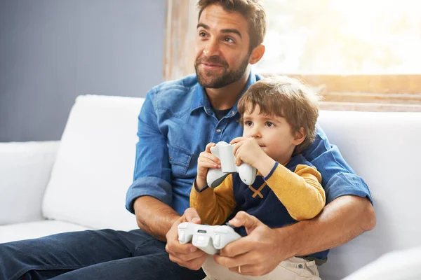 みんなとゲームだ 父親と息子がビデオゲームをしていて — ストック写真