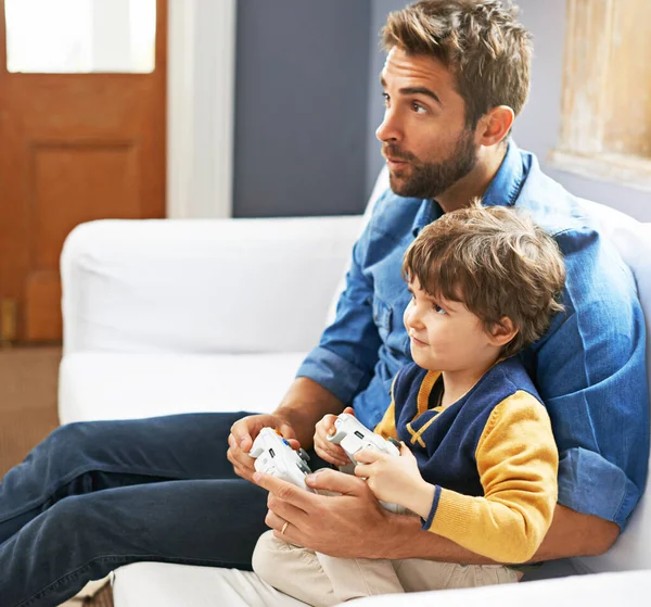 彼の父親にそのやり方を見せて 父親と息子がビデオゲームをしていて — ストック写真