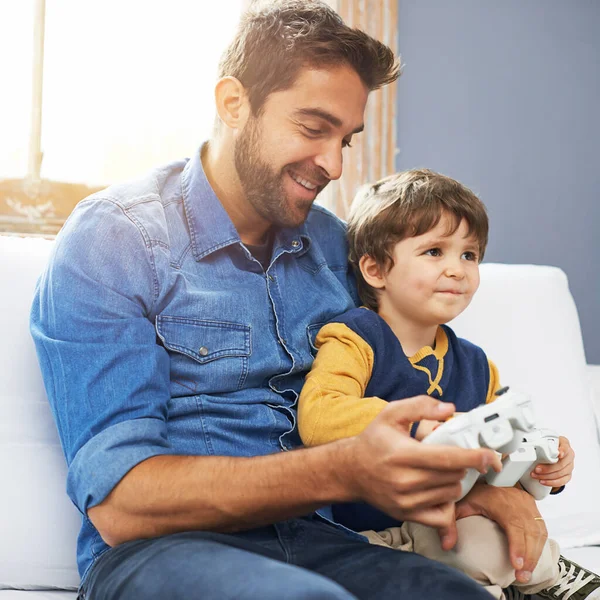 Rapazes Seus Brinquedos Pai Seu Filho Jogando Videogames — Fotografia de Stock