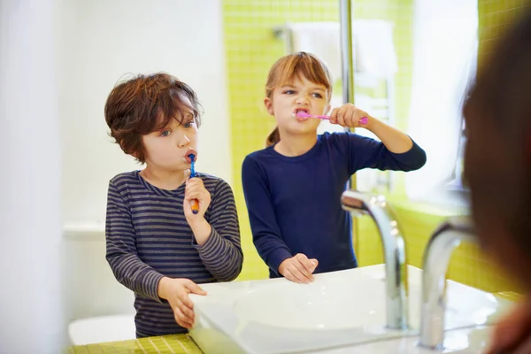 Mãe Deles Ensinou Bem Irmão Uma Irmã Escovando Dentes Casa — Fotografia de Stock