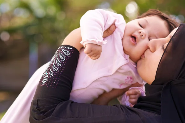ママからの大きなキスだ イスラム教徒の母親と彼女の小さな赤ちゃんの女の子 — ストック写真