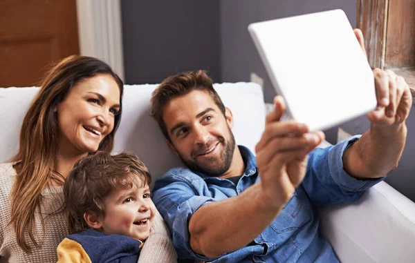 Πες Γεια Στη Γιαγιά Μια Ευτυχισμένη Οικογένεια Χρησιμοποιώντας Ένα Ψηφιακό — Φωτογραφία Αρχείου