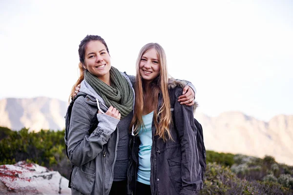 Сделали Вместе Портрет Двух Привлекательных Молодых Женщин Туристов Открытом Воздухе — стоковое фото
