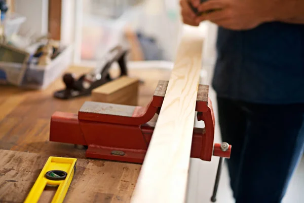 Werkzeuge Seines Fachs Ein Tischler Der Mit Einem Holzbrett Arbeitet — Stockfoto