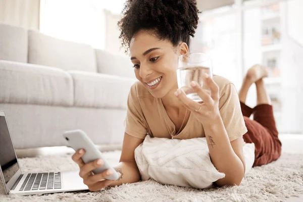 Rahatlayın Telefon Siyah Kadın Sosyal Medyada Haber Okumak Için Oturma — Stok fotoğraf