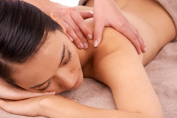 Stress Non Più Una Bella Giovane Donna Che Gode Massaggio — Foto Stock