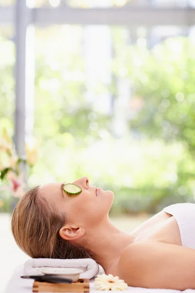 Mime Uma Mulher Spa Dia Relaxante Uma Mesa Massagem — Fotografia de Stock