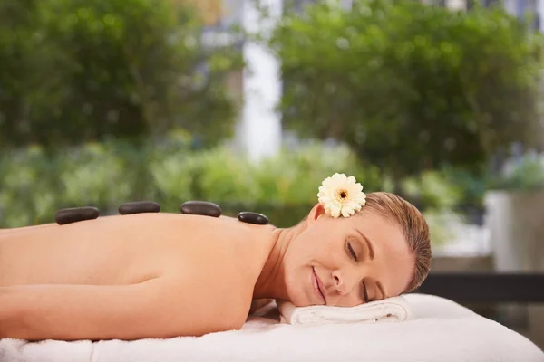 Terapia Con Piedras Calientes Hace Dormir Una Mujer Spa Día — Foto de Stock