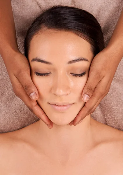 Refresh Your Face Beautiful Young Woman Enjoying Massage Spa — Stock Photo, Image