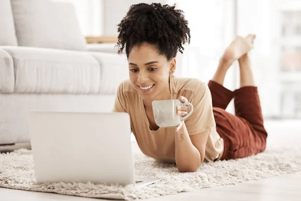 Computerferne Arbeit Schwarze Frau Und Wohnzimmerboden Mit Morgenkaffee Der Einer — Stockfoto