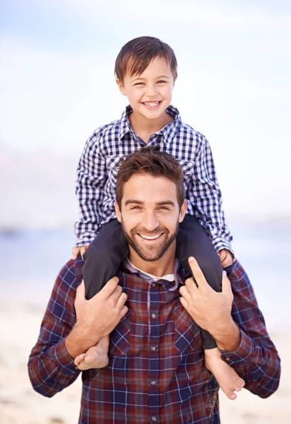 Обмін Відповідними Посмішками Задоволення Батько Носить Молодого Сина Плечах Посмішкою — стокове фото