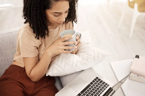 Entspannen Sie Sich Schwarze Frau Und Tee Laptop Streaming App — Stockfoto